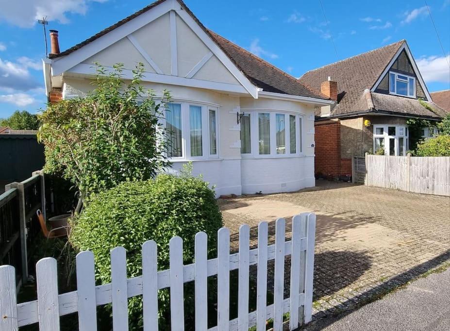 Cosy Bournemouth Bungalow Ferndown Exterior photo